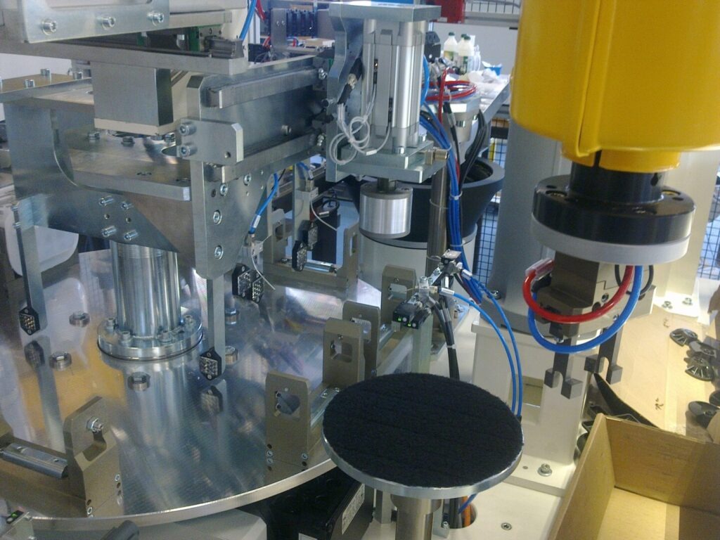 Machine d'encollage pour caisse et tube