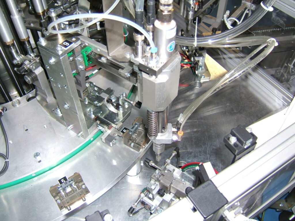 Machine d'assemblage de contacts électriques