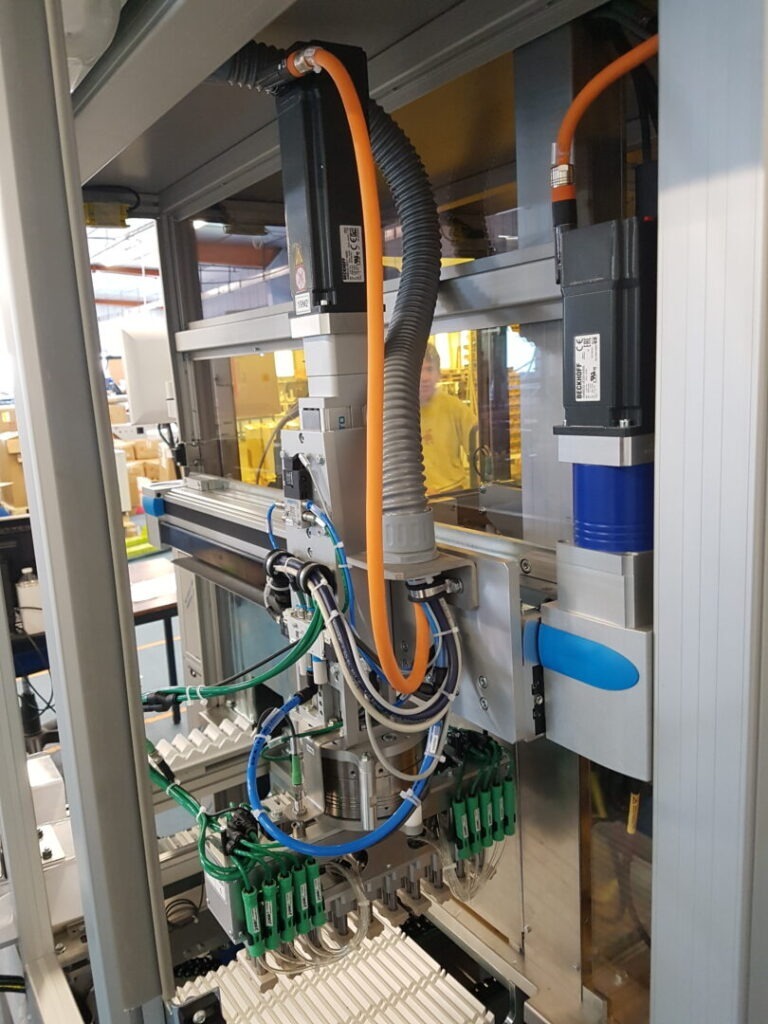 Machine d'assemblage de seringues par collage