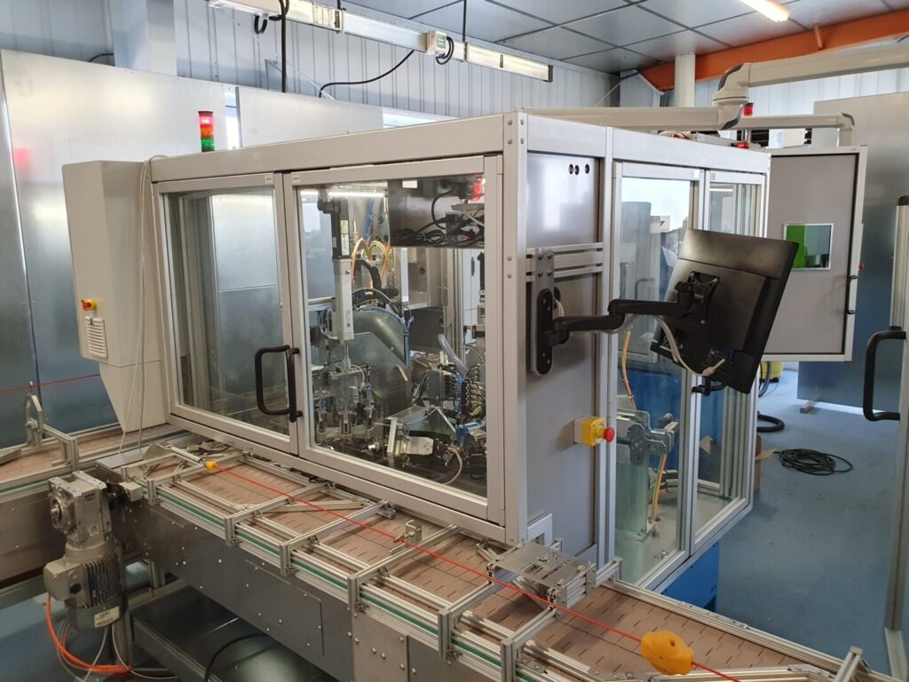 Machine de fermeture d'accumulateurs